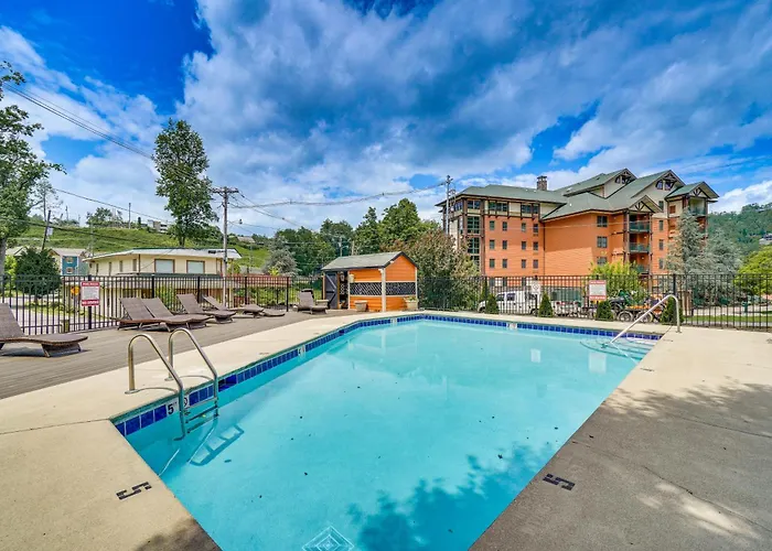 Downtown Gatlinburg Condo With Mountain-View Balcony