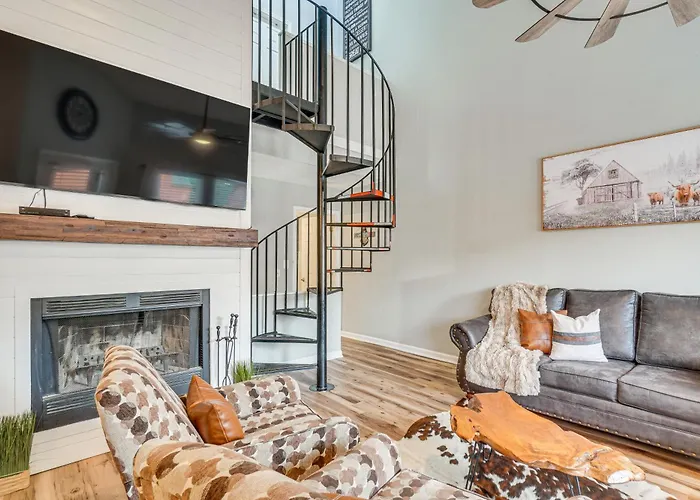Downtown Gatlinburg Condo With Mountain-View Balcony