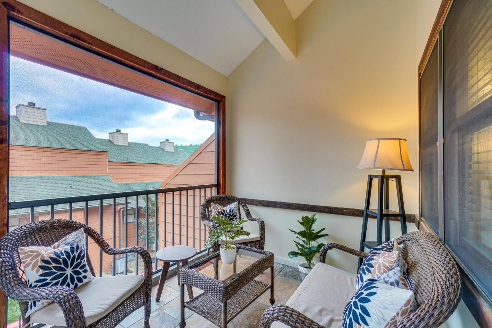 Apartment Downtown With Mountain-view Balcony